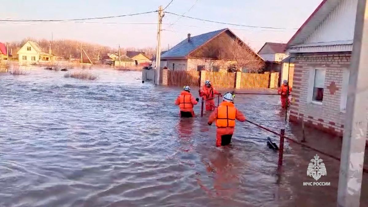 Hráz na Urale nevydržela tlak vody. Tři lidé jsou mrtví, 2400 domů je zaplaveno